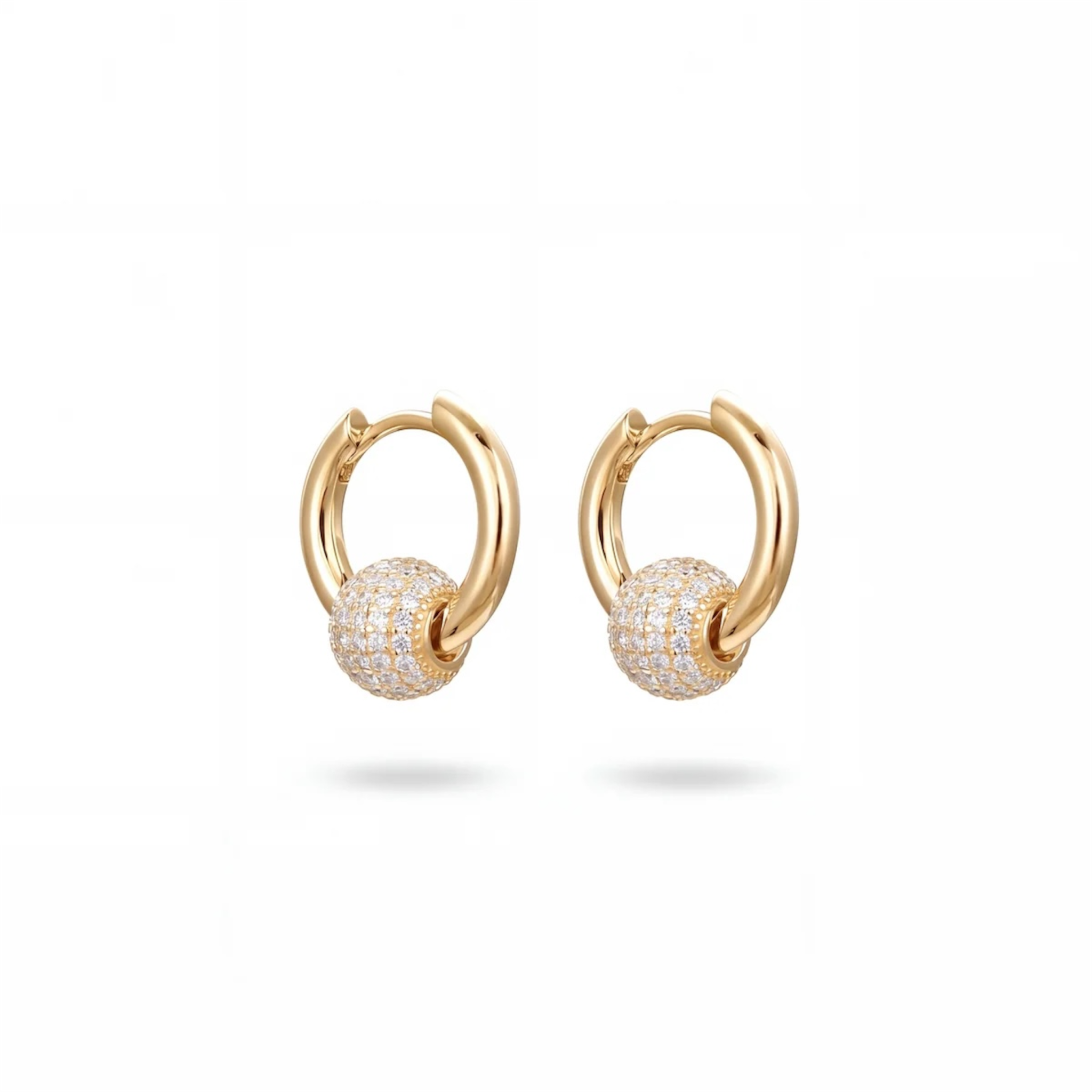 Créoles Boule Pavée Mun Bijoux dorées à l'or fin 18 carats, boule sertie de pierres