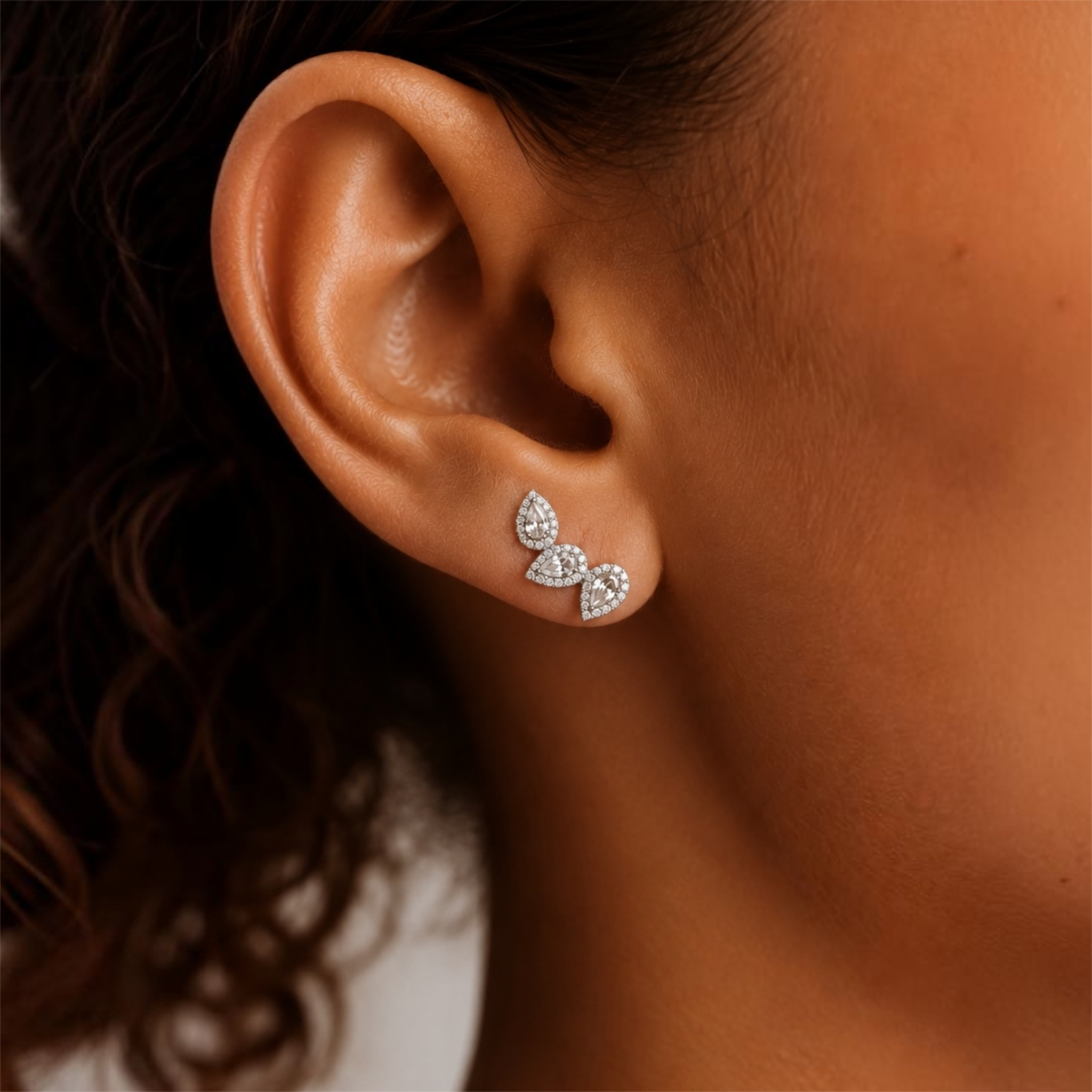 Boucles Triple Poire en argent massif 925 portées à l'oreille
