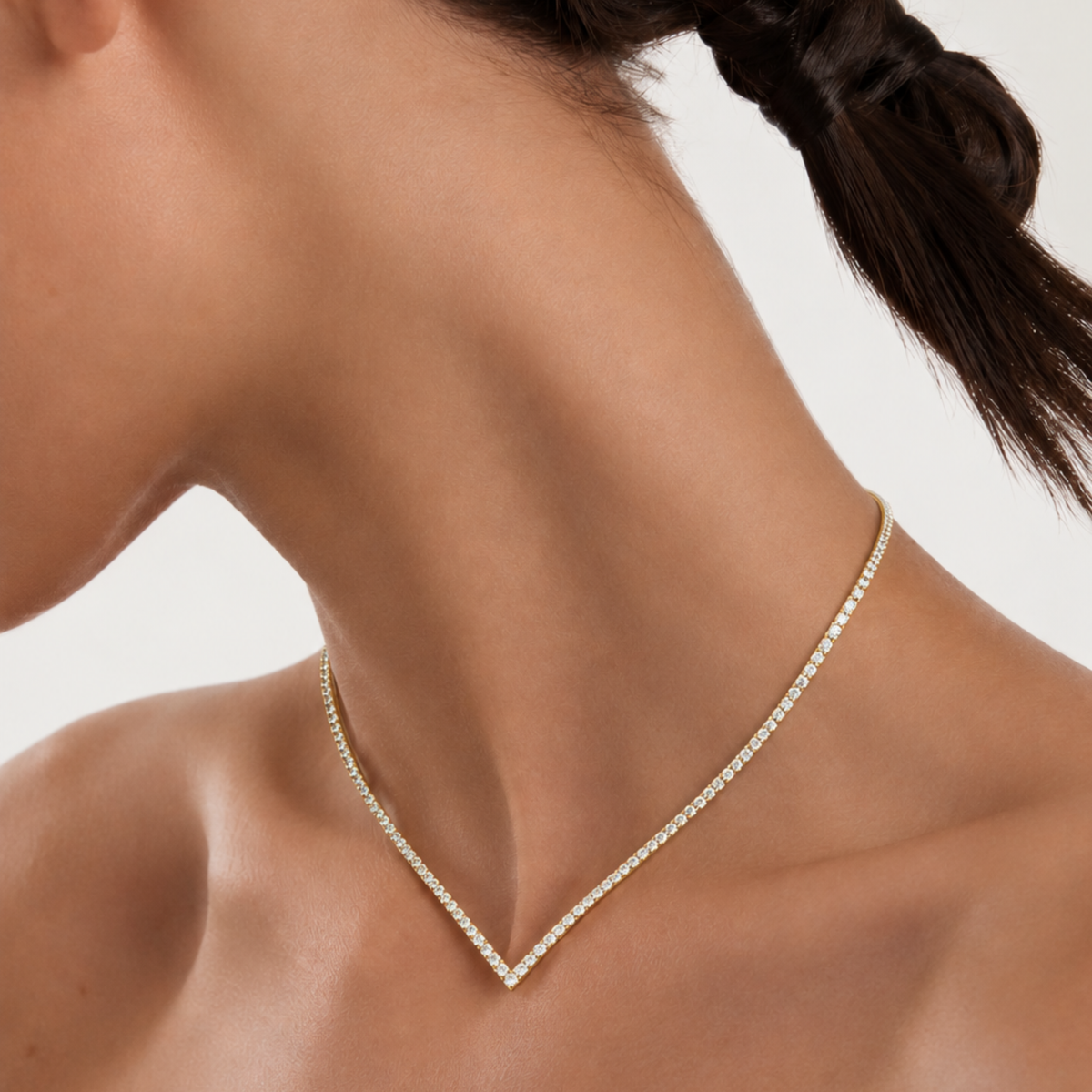 Collier Rivière en plaqué or 18 carats porté au cou